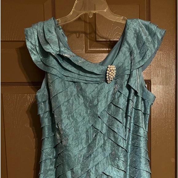 Gorgeous Mother-of-the-Groom dress. Tea length - Picture 1 of 5